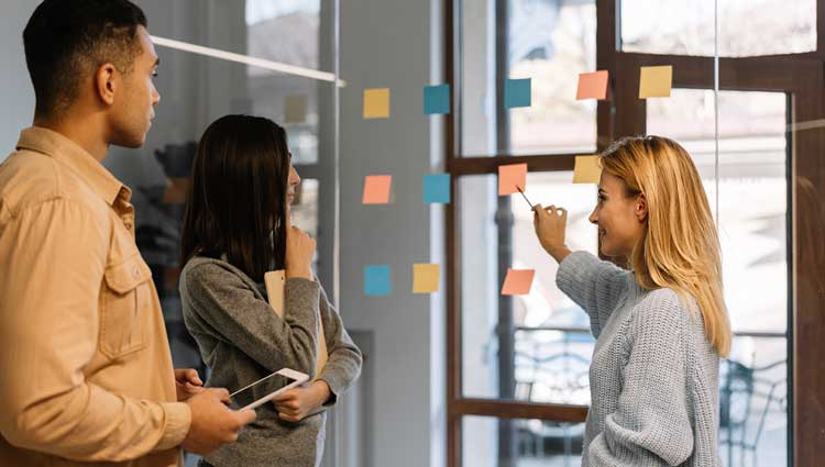 Facilitator — woman facilitating a project